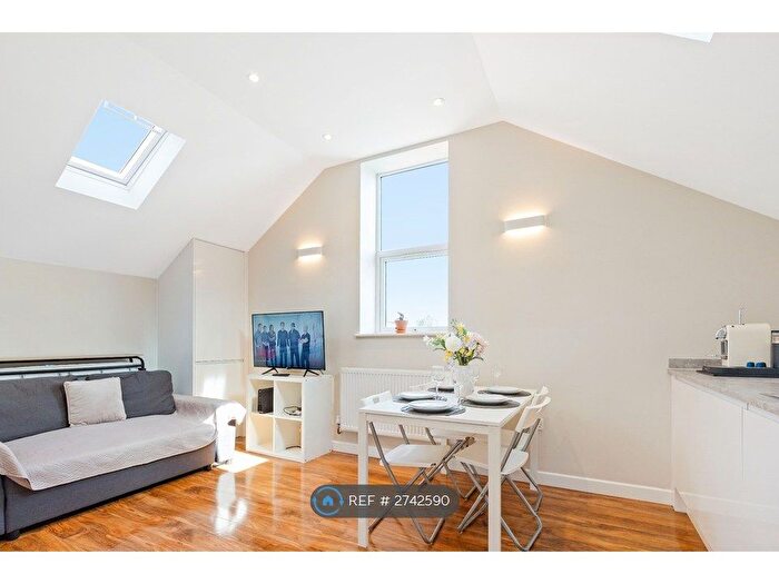 2 Bedroom Flat To Rent In High Road Leytonstone, London, E11