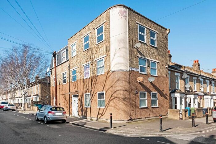 1 Bedroom Flat To Rent In Waghorn Street, Peckham Rye, London, SE22