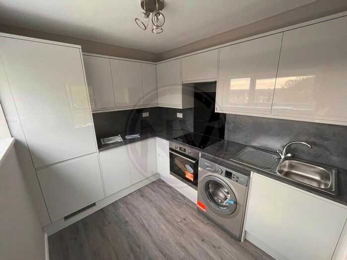 Studio To Rent In Avalon Close, Enfield, EN2