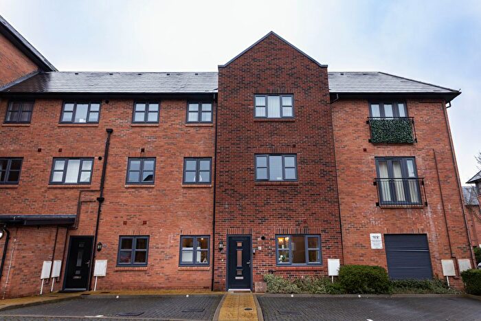 3 Bedroom Flat To Rent In Willow House, Hook, RG27