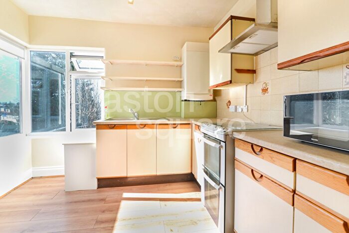 3 Bedroom Flat To Rent In Ashbourne Avenue, London, NW11