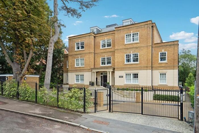 3 Bedroom Flat To Rent In Eastbury Avenue, Northwood, HA6