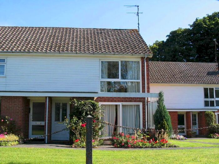 2 Bedroom Flat To Rent In Neville Close, Basingstoke, Hampshire, RG21