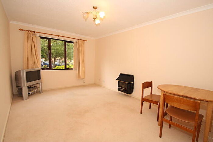 1 Bedroom Flat To Rent In The Rowans, Woking, GU22