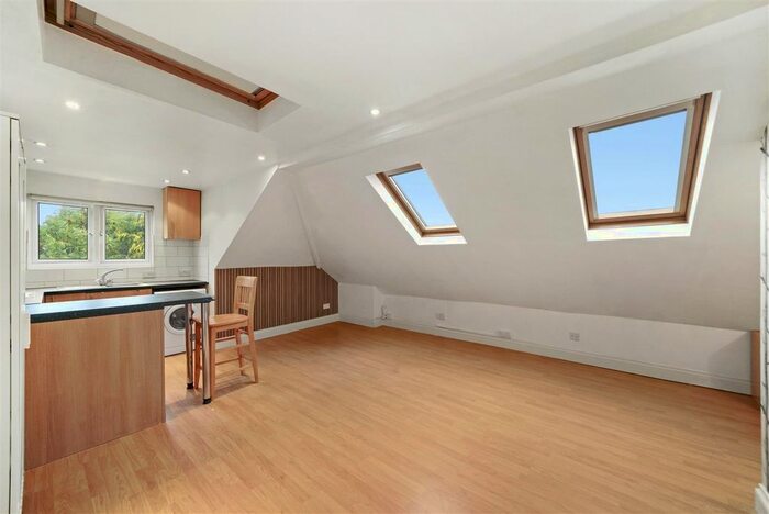 Studio To Rent In Windmill Hill, Enfield Town, EN2