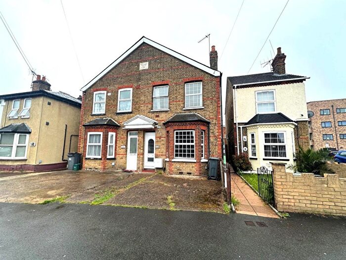 2 Bedroom Semi-Detached House For Sale In Hatton Road, Bedfont, TW14