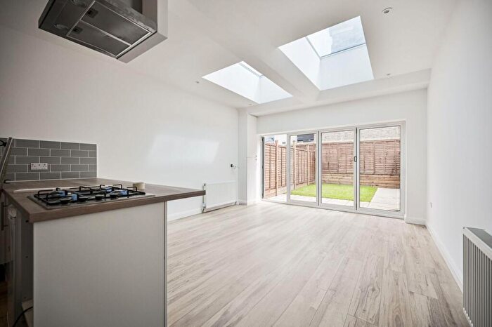 3 Bedroom House For Sale In Grainger Road, Wood Green, London, N22