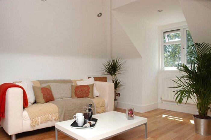 1 Bedroom Flat To Rent In Lodge Lane, Finchley, London, N12