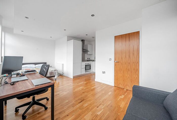 1 Bedroom Flat For Sale In Streatham High Road, London, SW16