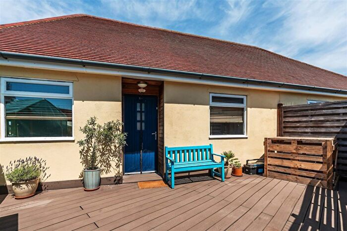 2 Bedroom Flat For Sale In Elm Road, Leatherhead, KT22