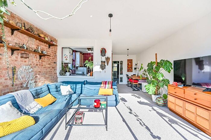 1 Bedroom Flat To Rent In Hampton Court Road, Hampton Court, East Molesey, KT8