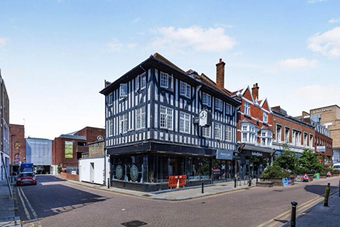 4 Bedroom Flat To Rent In Bishops Hall, Kingston Upon Thames, KT1