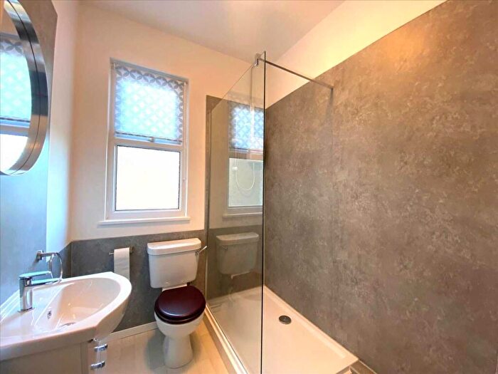 2 Bedroom Apartment To Rent In Leigh On Sea, SS9