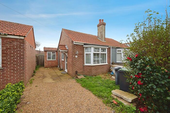 1 Bedroom Bungalow For Sale In Sea Front Estate, Hayling Island, Hampshire, PO11