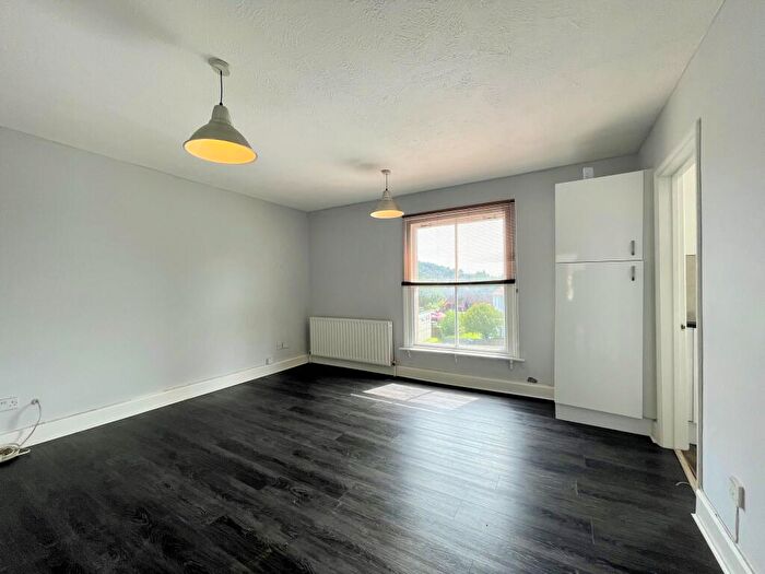 1 Bedroom Apartment To Rent In Brighton Road, Redhill, RH1