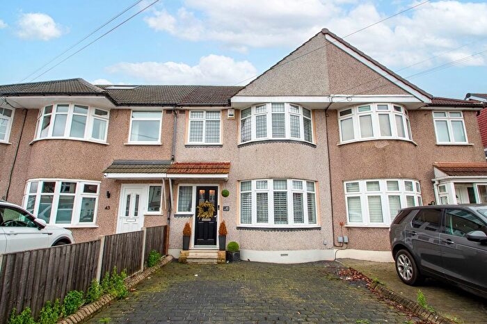 3 Bedroom Terraced House For Sale In Pinewood Avenue, Sidcup, DA15