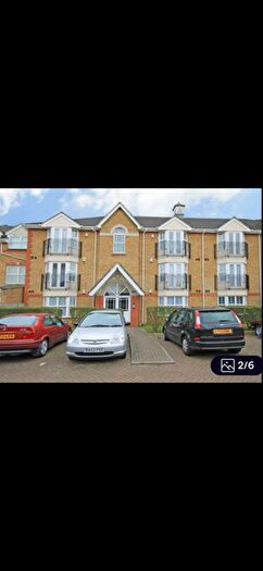 2 Bedroom Flat To Rent In Draper Close, TW7