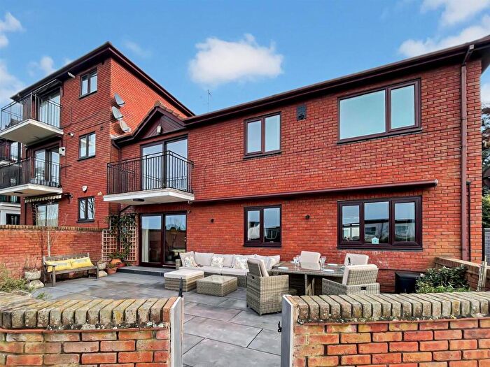 2 Bedroom Apartment For Sale In Mount Avenue, Heswall, Wirral, CH60