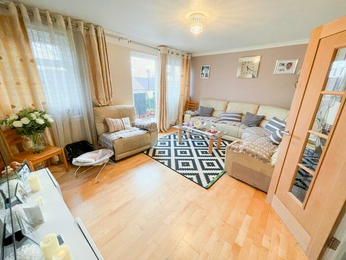 3 Bedroom Flat To Rent In Aldriche Way, Chingford, E4