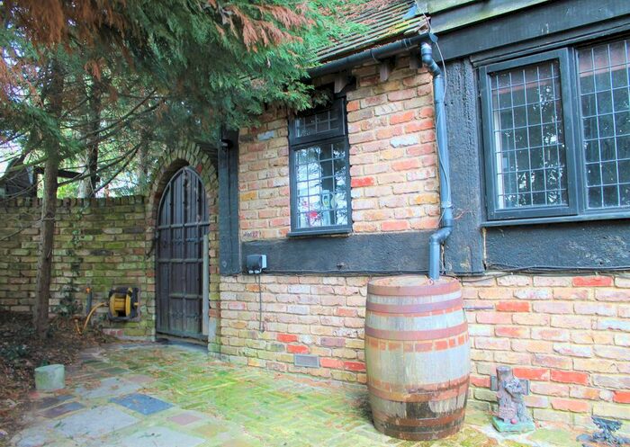 Studio To Rent In Hillside Road, Pinner, HA5