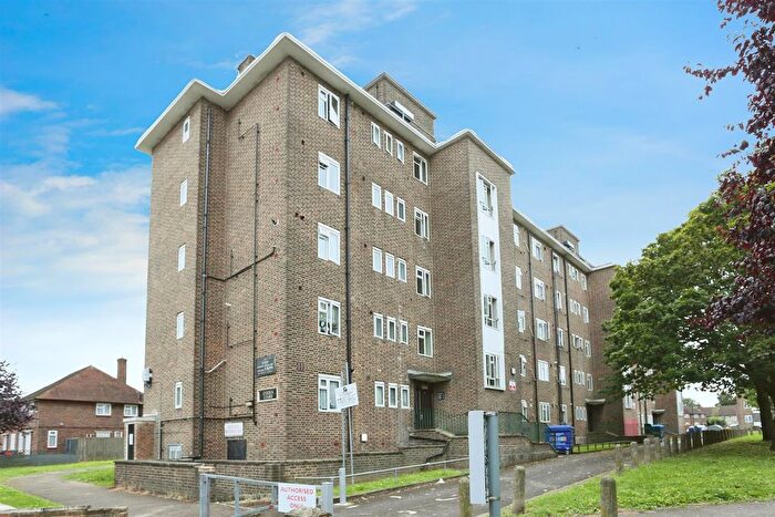 3 Bedroom Flat To Rent In Reston Crescent, London, SE9