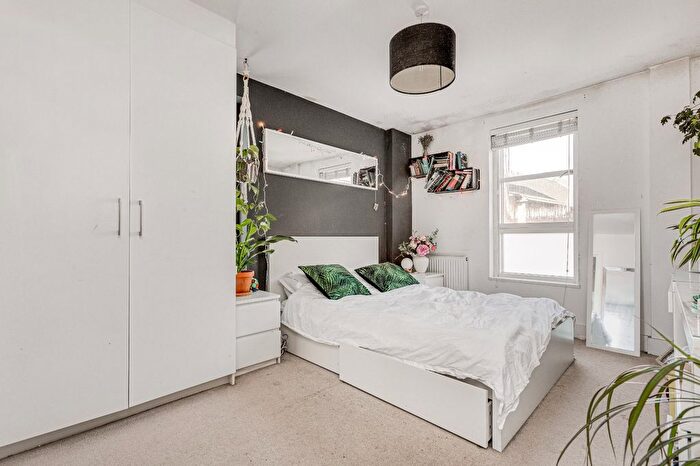 3 Bedroom Flat For Sale In Carpenters Place, Clapham North, SW4
