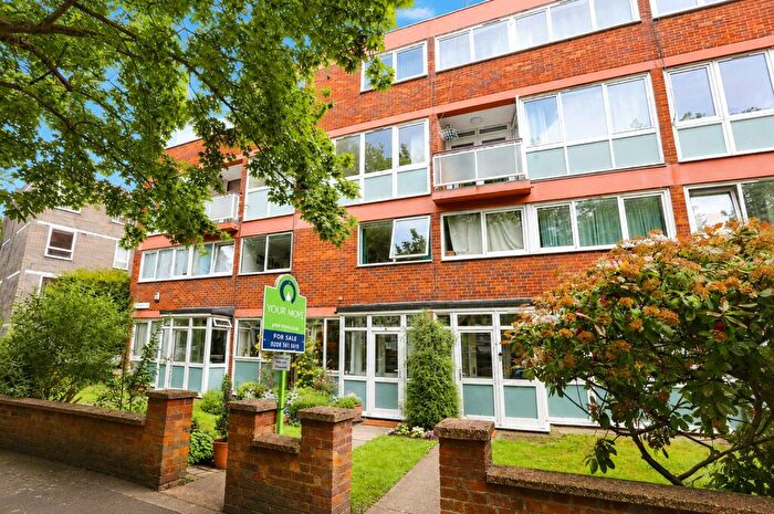 2 Bedroom Flat For Sale In Pinelands Close, St. Johns Park, London, SE3