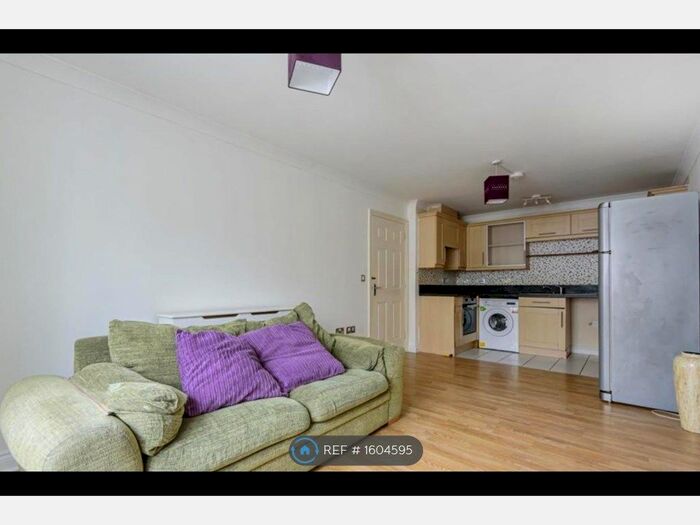 2 Bedroom Flat To Rent In Connections House, London, N3