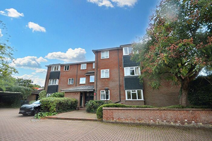 2 Bedroom Flat To Rent In Holtspur Top Lane, Beaconsfield, HP9