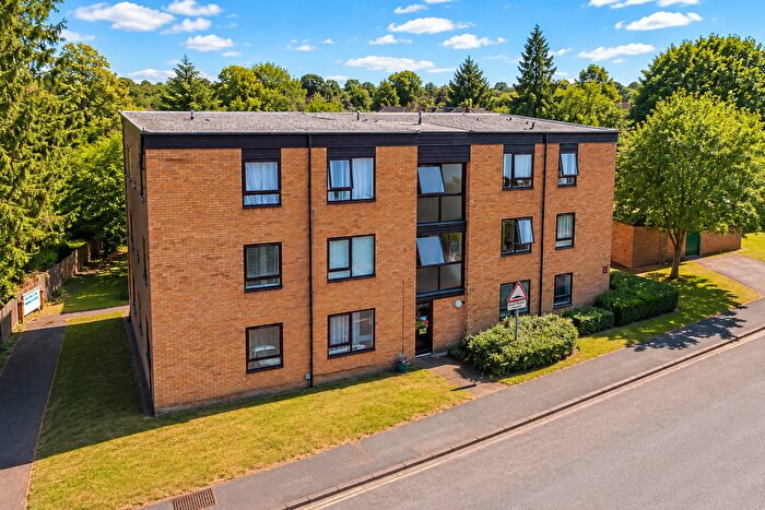 2 Bedroom Flat For Sale In Grandfield Avenue, Nascot Wood, Watford, Hertfordshire, WD17