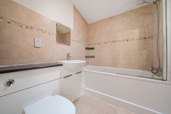 1 Bedroom Flat To Rent In Brewster Place, Kingston Upon Thames, KT1