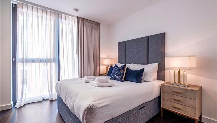 3 Bedroom Flat To Rent In Thornes House, Charles Clowes Walk, Vauxhall, London, SW11