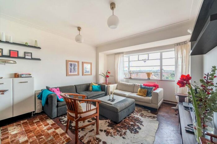 3 Bedroom Flat To Rent In Oman Avenue, , Cricklewood, London, NW2