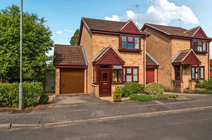 2 Bedroom Link Detached House For Sale In Old Barn View, Godalming, Surrey, GU7