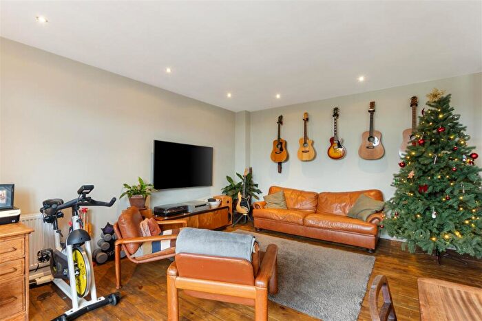 2 Bedroom Flat For Sale In High Street, Petersfield, GU32