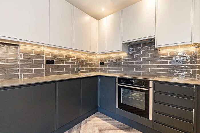 1 Bedroom Flat For Sale In Baker Street, Weybridge, KT13