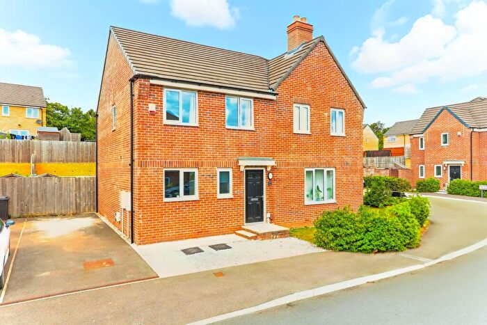 3 Bedroom Semi-Detached House To Rent In Wykebeck Mount, Leeds, LS9