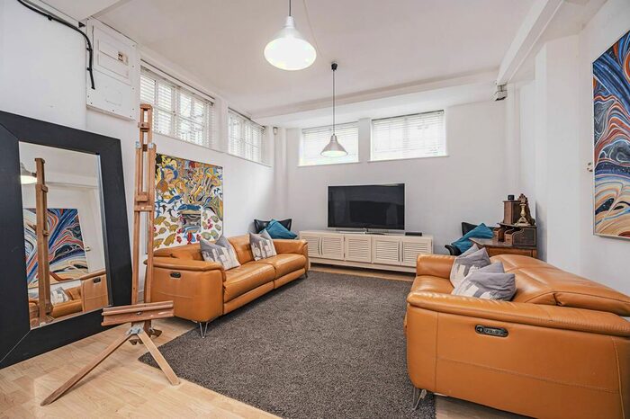 Studio To Rent In Fairclough Street, Aldgate, London, E1