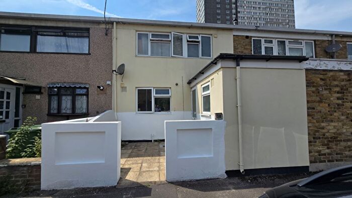 4 Bedroom Detached House For Sale In Rosher Close, London, E15