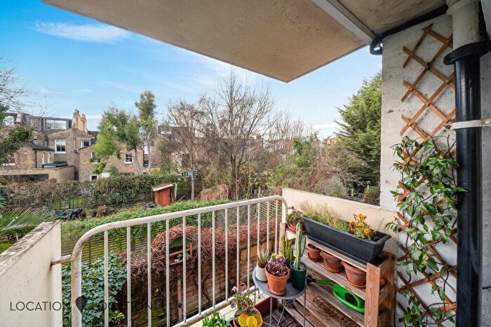 2 Bedroom Flat For Sale In Darville Road, London, N16
