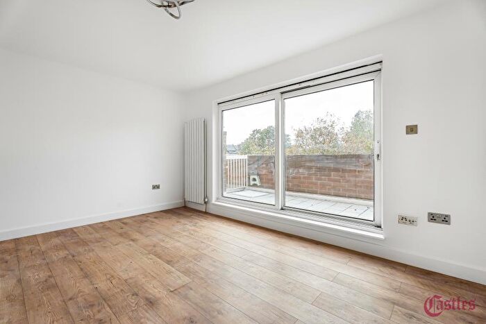4 Bedroom Ground Maisonette To Rent In Castle Close, Hackney, E9