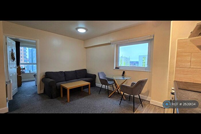 3 Bedroom Flat To Rent In Lovell Park Heights, Leeds, LS7