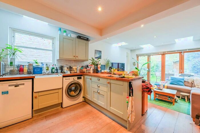 2 Bedroom Flat To Rent In Brighton Road, Stoke Newington, London, N16