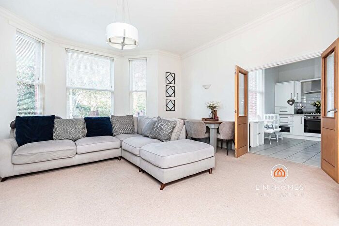2 Bedroom Flat For Sale In Cavendish Road, Bournemouth, BH1