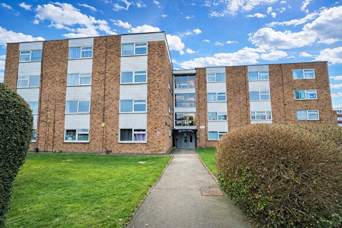 1 Bedroom Flat To Rent In Dellfield Court, Handcross Road, Luton, Bedfordshire, LU2