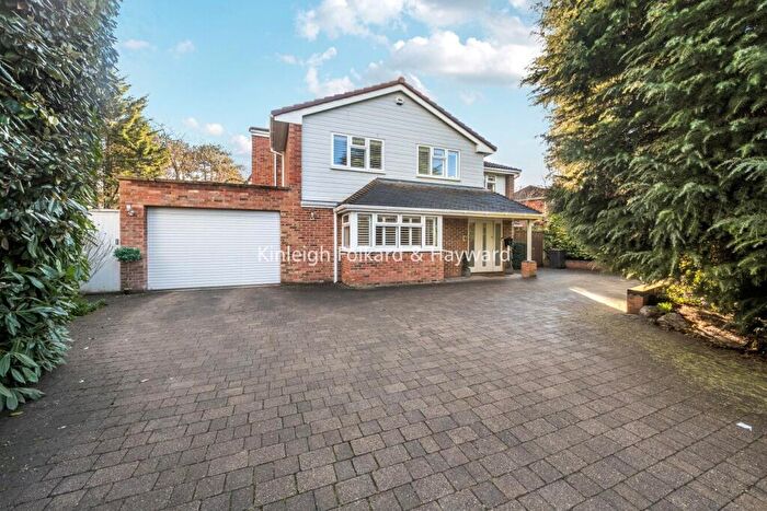 4 Bedroom Parking To Rent In Serviden Drive, Bromley, BR1