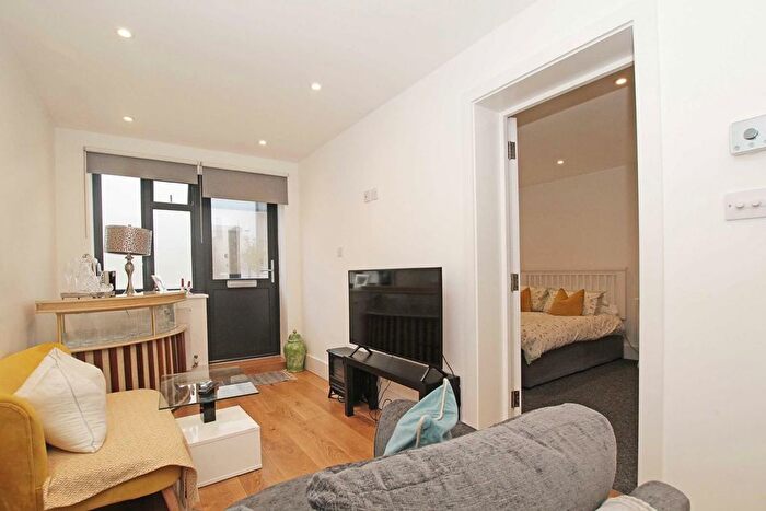 1 Bedroom Flat To Rent In Golborne Road, Notting Hill, W10