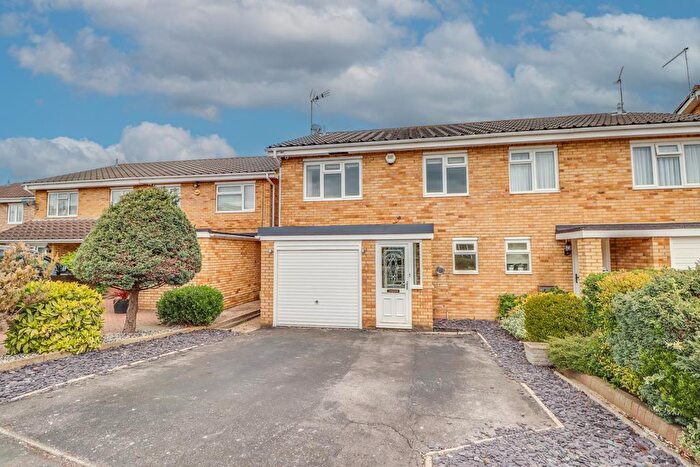 4 Bedroom Semi-Detached House For Sale In Steeplefield, Leigh-on-Sea, SS9