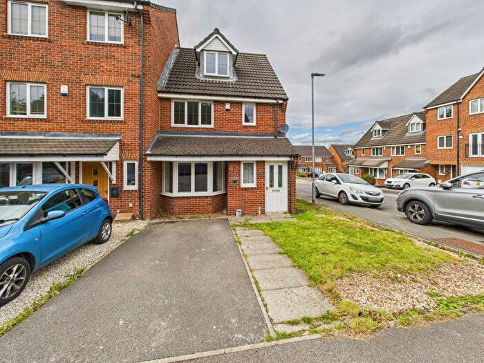 3 Bedroom Town House To Rent In Deans Court, Pontefract, WF8