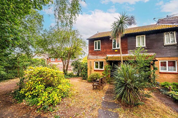 3 Bedroom End Of Terrace House For Sale In Venton Close, Woking, GU21